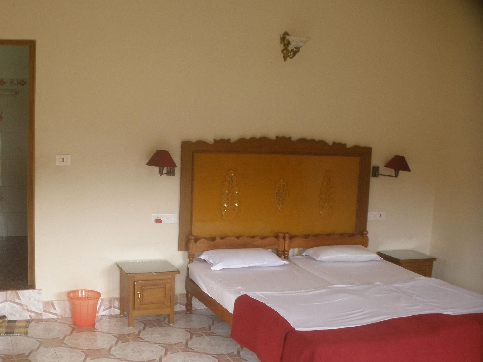 Jungle Palace Homestay Thekkady Exterior photo