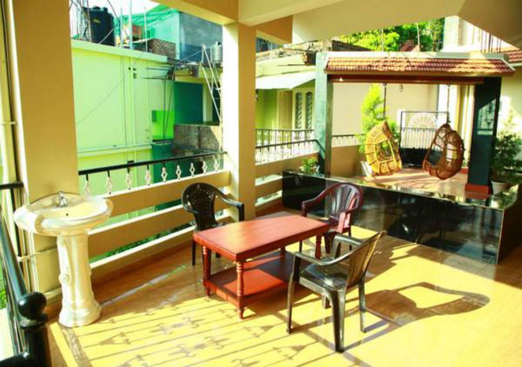 Jungle Palace Homestay Thekkady Exterior photo